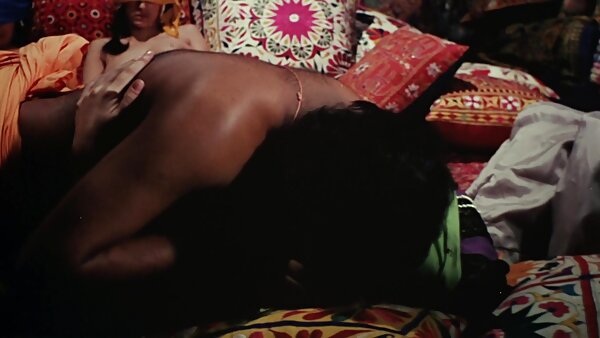 Џил Касиди има луд лезбејски секс во тројка на масата за масажа.