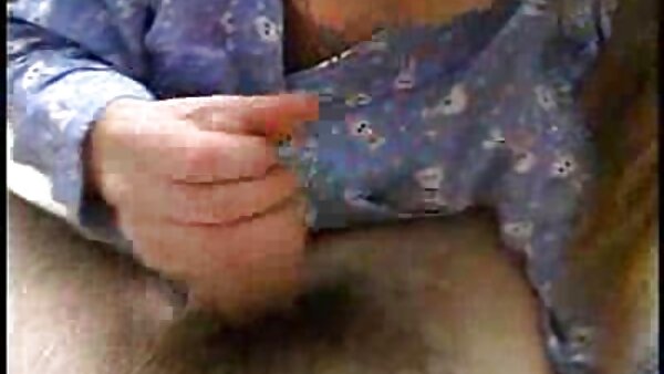 Кратката бринета принцеза во чорапи Ана Морна оди соло на камера