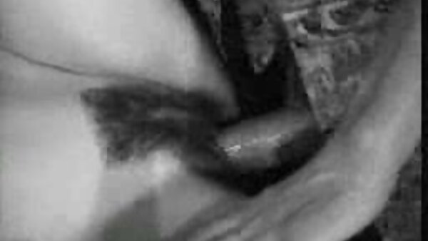 Двојно продрената курва Џеки Мур добива свршување на брадата