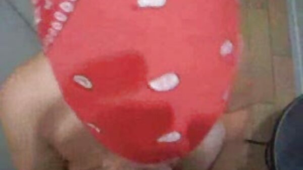 Сексуалната божица Сара Џеј ја дупчи својата розова пичка со дилдо