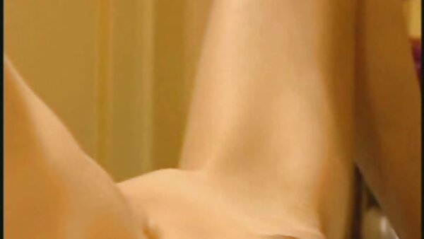 Слаткиот изглед на бринетата Шери Ви се снима на вкусната ќелава пичка